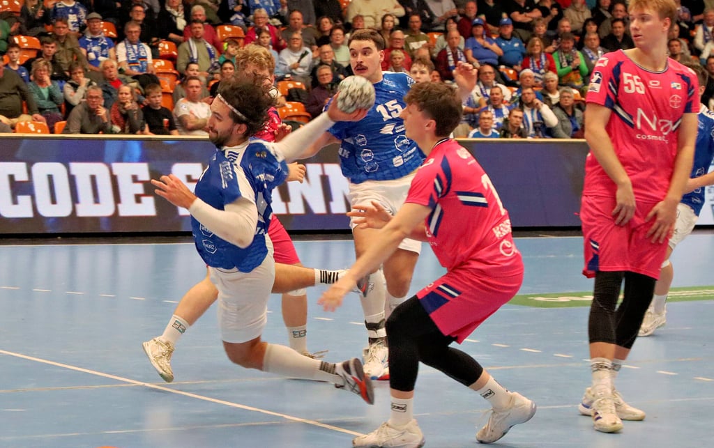 Jakub Powarzynski (l.) ist gegen Dormagen mit sieben Toren einer der erfolgreichsten Werfer in den Reihen des DRHV gewesen.