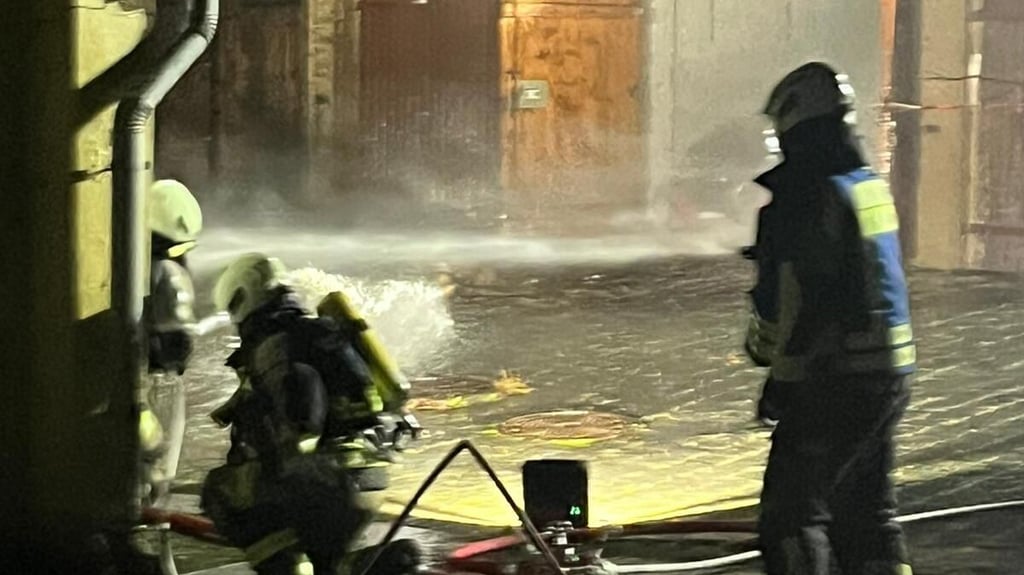 Feuerwehrleute löschten aus der Deckung heraus.