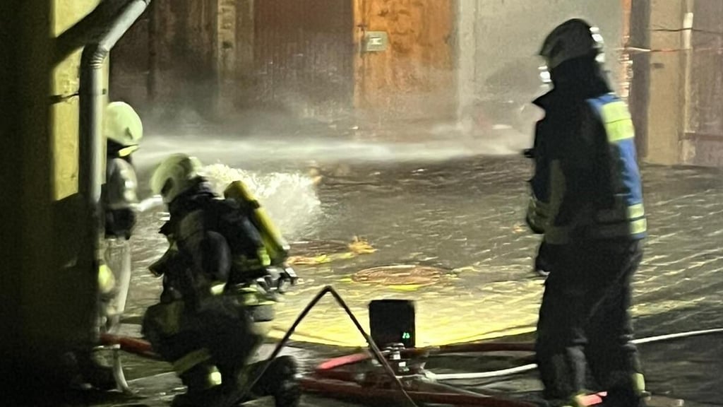 Feuerwerks-Explosion in Sangerhausen: Feuerwehrleute konnten nur aus der Deckung heraus löschen.