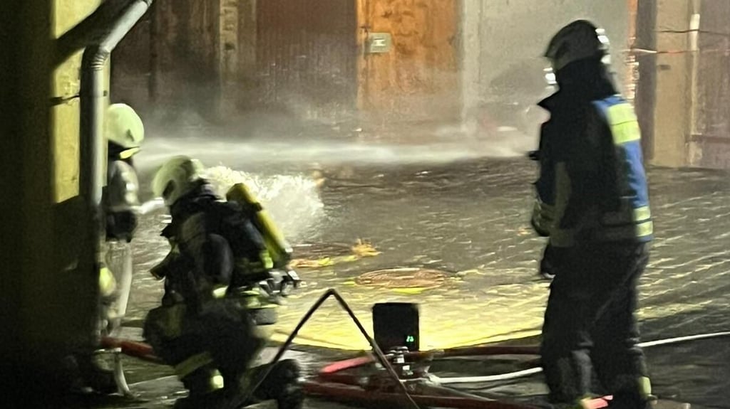 Feuerwerks-Explosion in Sangerhausen: Feuerwehrleute konnten nur aus der Deckung heraus löschen.