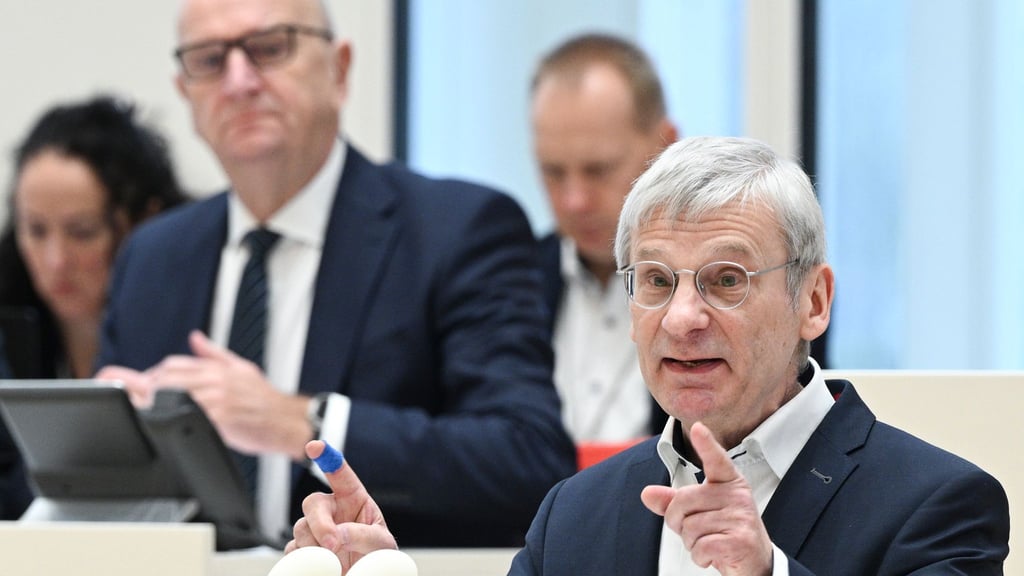 AfD-Fraktionschef Berndt (vorne) will Brandenburgs SPD-Regierungschef Woidke (links) zur Vertrauensfrage bewegen. Damit soll geklärt werden, ob der Ministerpräsident noch die Unterstützung der Parlamentsmehrheit hat. (Archivbild)