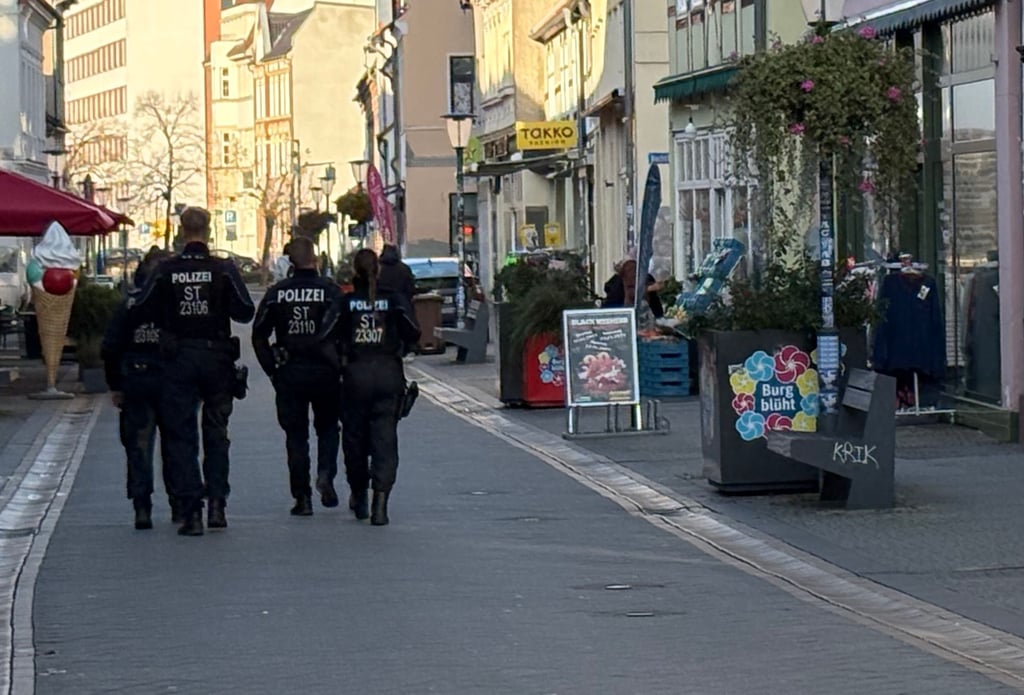 Die Polizei hat in diesem Jahr ihre Präsenz in der Innenstadt von Burg erhöht. Auch während des dreitägigen Weihnachtsmarktes wird sie gut sichtbar vor Ort sein.