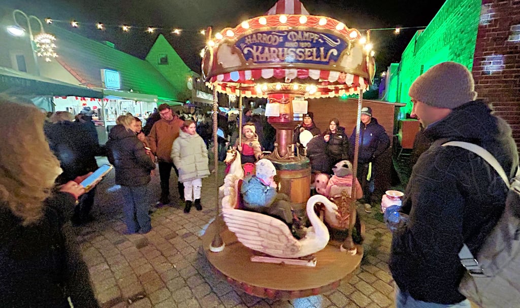 Zwischen Lichtern und Marktständen genießen die Jüngsten ihre Fahrt im Karussell.