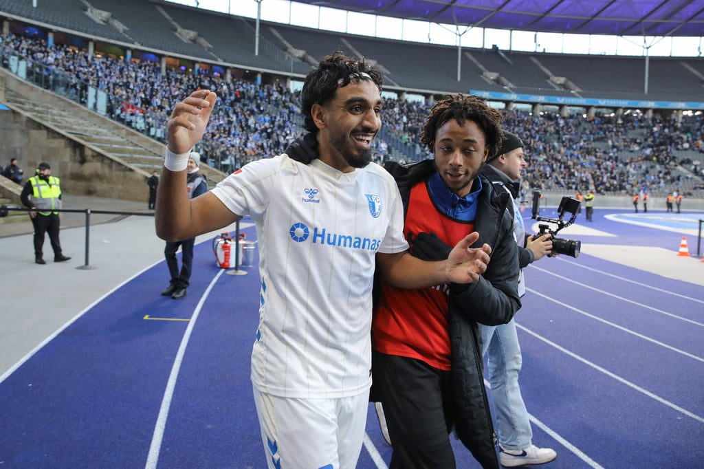 Rayan Ghrieb feierte sein Tor für den 1. FC Magdeburg bei Hertha BSC und wurde dafür mit einer Gelben Karten verwarnt. Nun fehlt der Stürmer im Heimspiel gegen Holstein Kiel.