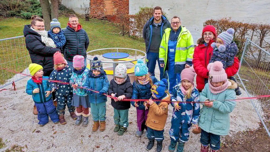 Die Mädchen und Jungen der  Kita Zwergenhaus in Bornitz weihen das neue Karussell auf dem Spielplatz ein. 