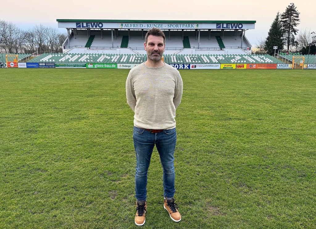 Adrian Alipour wurde von seinen Aufgaben als Cheftrainer von Chemie Leipzig entbunden. (Archivbild)