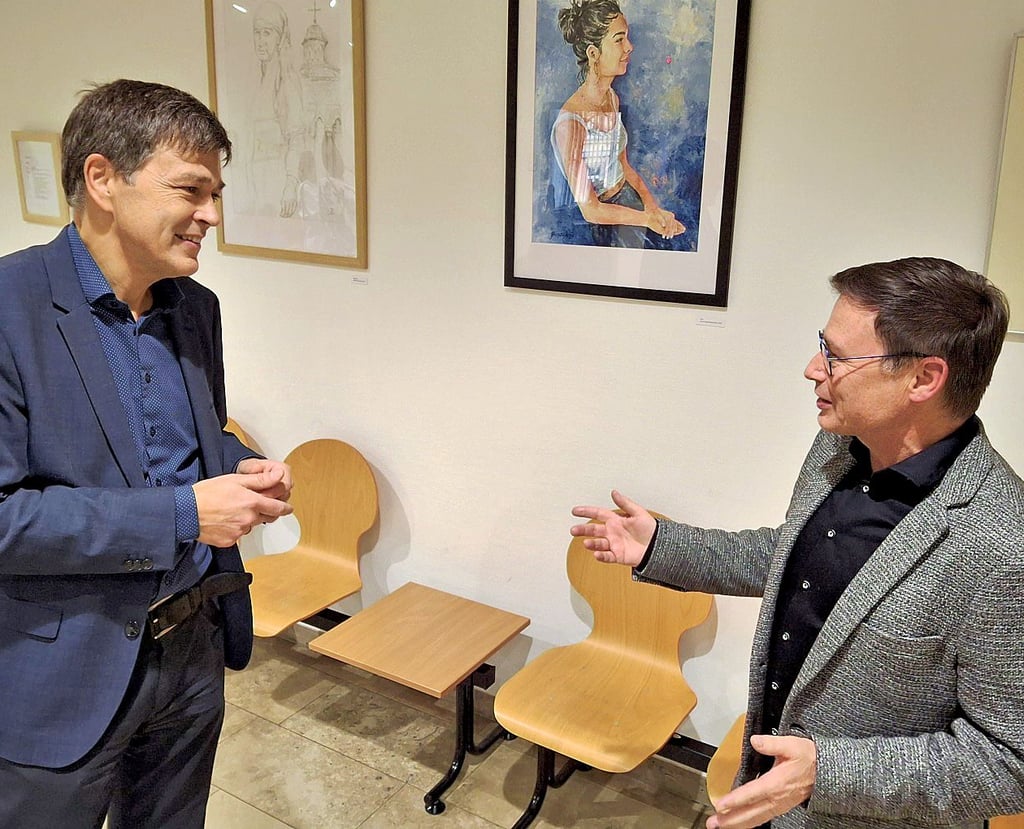 Amtsgerichtsdirektor Eike Papesch (links) im Small-Talk mit dem ausstellenden Künstler Thomas Blasczyk.