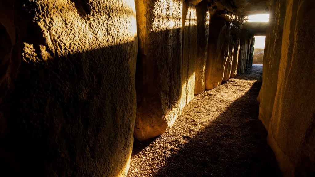 Sonne scheint in den Gang der Grabkammer von Newgrange: Zur Wintersonnenwende fällt das Morgenlicht besonders lang hier hinein.
