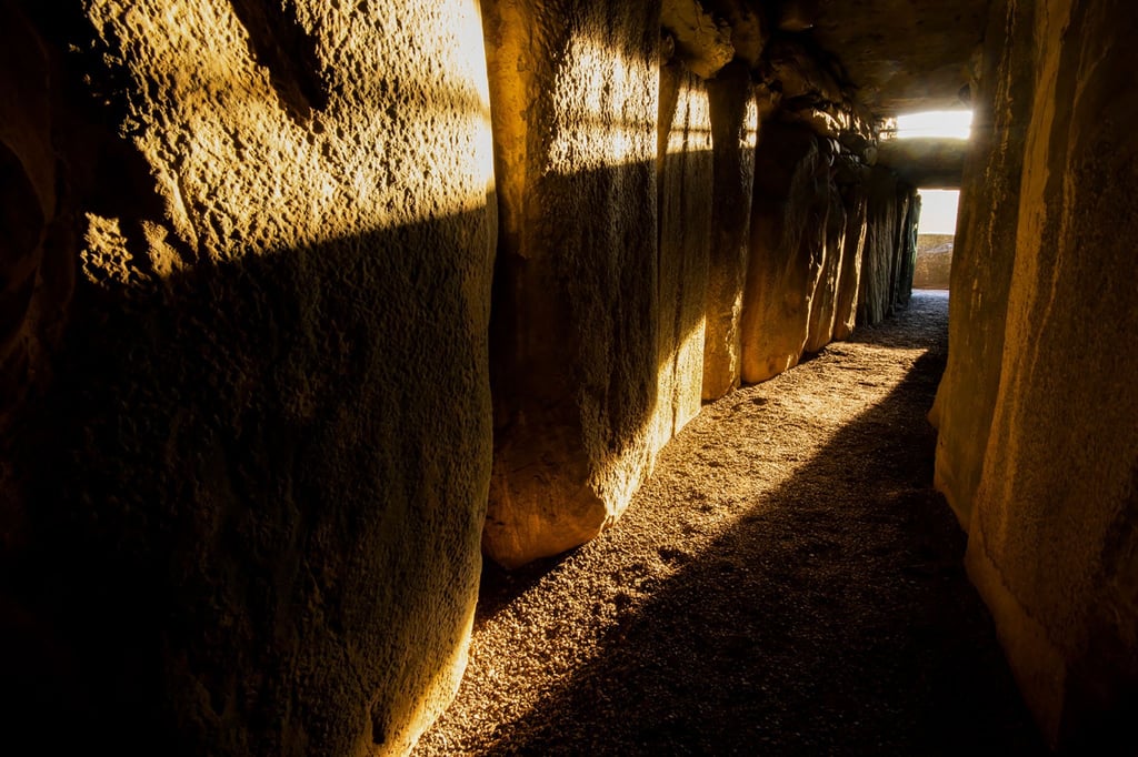 Sonne scheint in den Gang der Grabkammer von Newgrange: Zur Wintersonnenwende fällt das Morgenlicht besonders lang hier hinein.