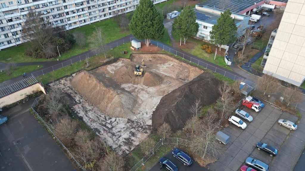 Das ist die Baugrube für das neue Islamische Kulturcenter in Neustadt aus der Vogelperspektive.