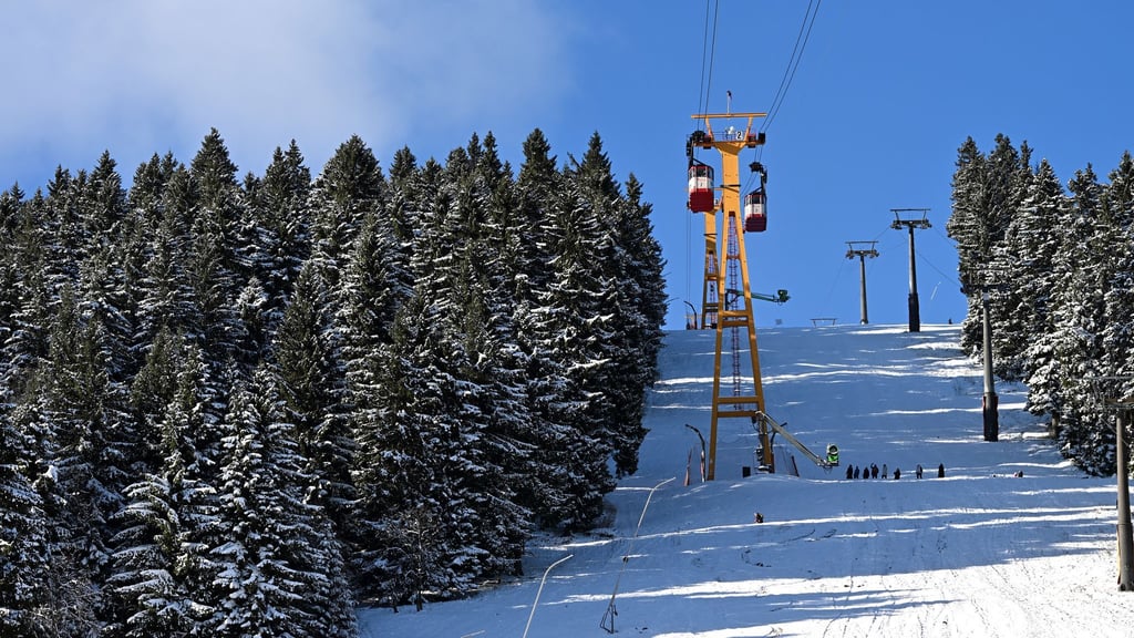 Der angekündigte Winter-Saisonstart in Oberwiesenthal an diesem Wochenende fällt aus. (Archivbild)