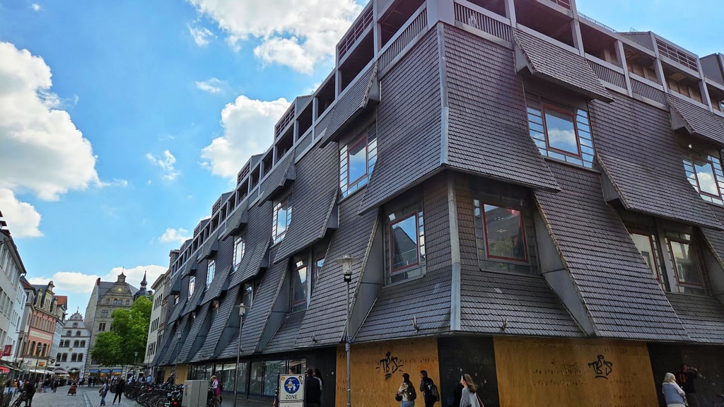 Auf dem Gelände des ehemaligen Karstadt-Gebäudes am Gewandhaus ist ein Haus der Musik geplant. (Archivbild)