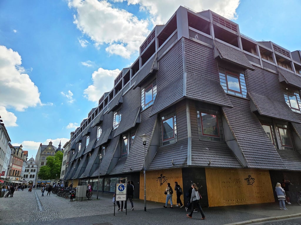Auf dem Gelände des ehemaligen Karstadt-Gebäudes am Gewandhaus ist ein Haus der Musik geplant. (Archivbild)
