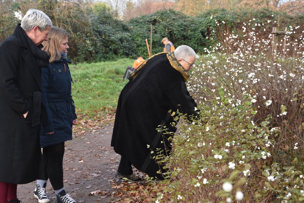 Vize-Bürgermeisterin Manuela Dietrich-Beckers (von links), Rathaus-Mitarbeiterin Anika Sonntag und Planerin Christa Ringkamp nahmen kürzlich einen Termin im Kurpark wahr.