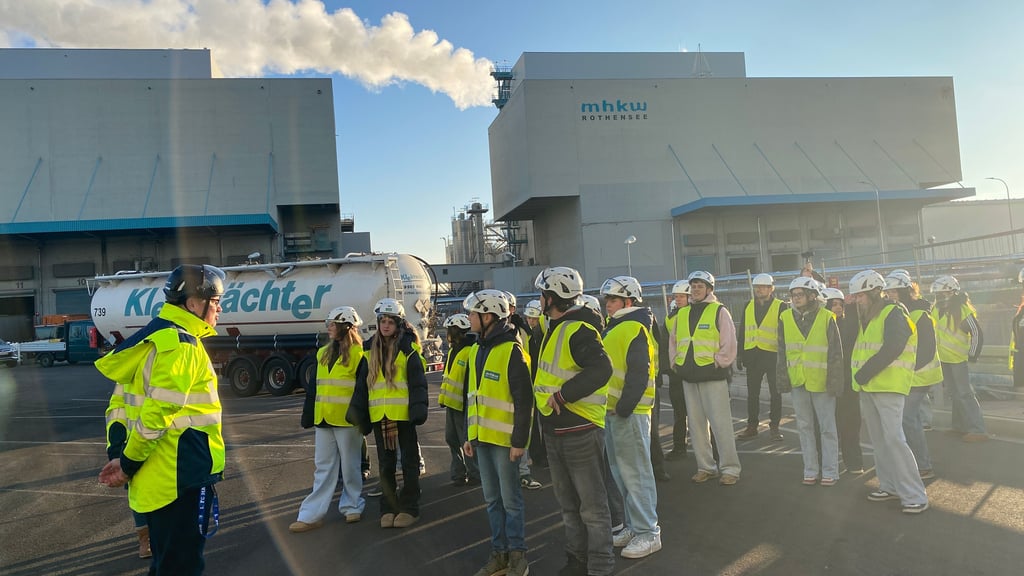 Über das Gelände des MHKW Rothensee dürfen die Schüler nur mit Helm und Warnweste laufen.