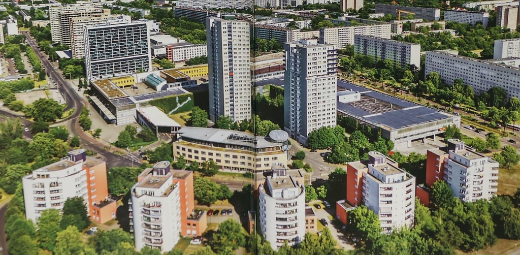 Von Westen: Hier hat Sven Wieder das Neustadt Centrum von oben fotografiert. Im Hintergrund sind die Scheiben-Hochhäuser zu sehen.