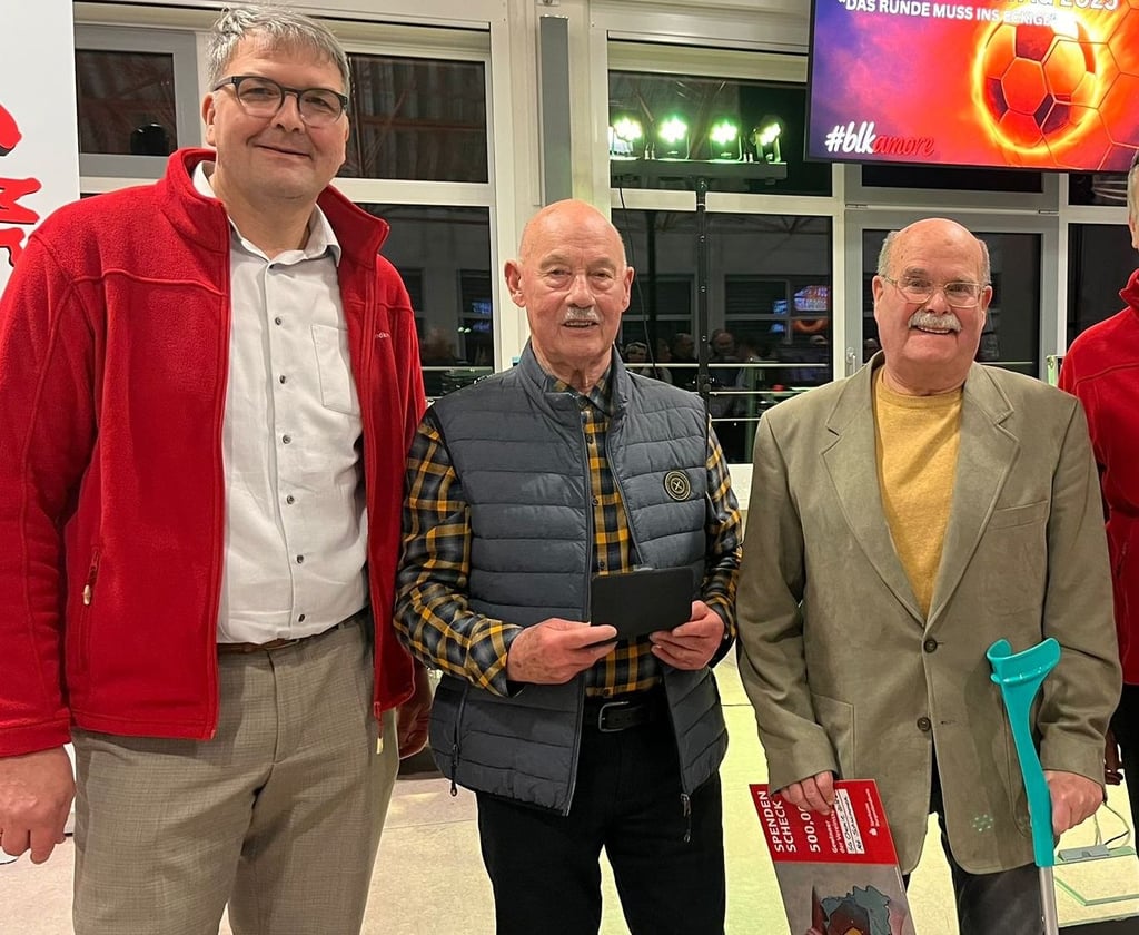 Frieder Motz (rechts) wurde für sein ehrenamtliches Engagement im Zeitzer Schwimmverein geehrt.  