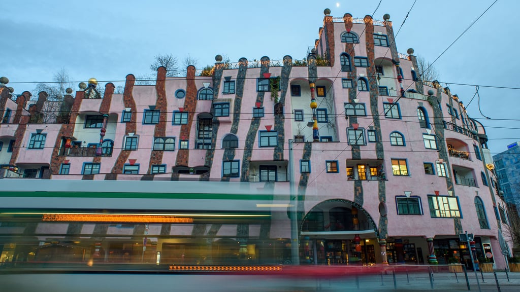 Live aus Magdeburg: Im Theater der Grünen Zitadelle beginnt Chris’ Sternchen–Advent und gewährt seltene Einblicke hinter die Kulissen des Hundertwasser-Hauses.
