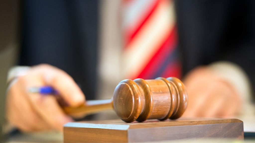 Zwei Plattenbauten bei Auktionen für 899.000 Euro verkauft. (Symbolbild)