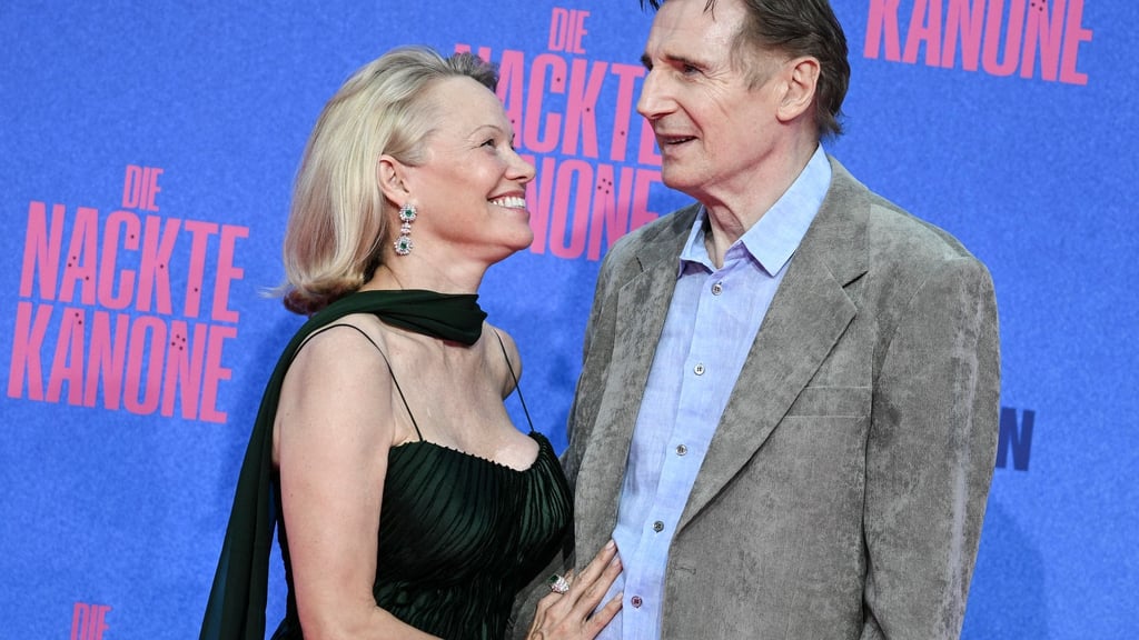 Pamela Anders und Liam Neeson bei Pressetermin für „Die nackte Kanone“. (Archivbild)