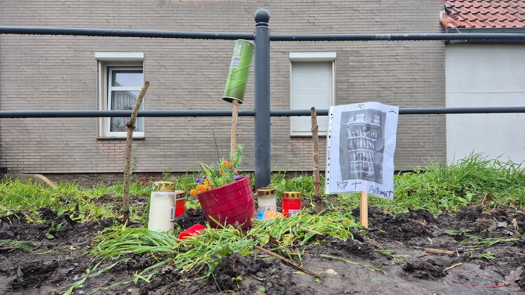 Bis vor kurzem stand hier noch ein Snackautomat. Nun haben Jugendliche in Wanzleben Grabkerzen und eine Erinnerung an den Automaten aufgestellt.