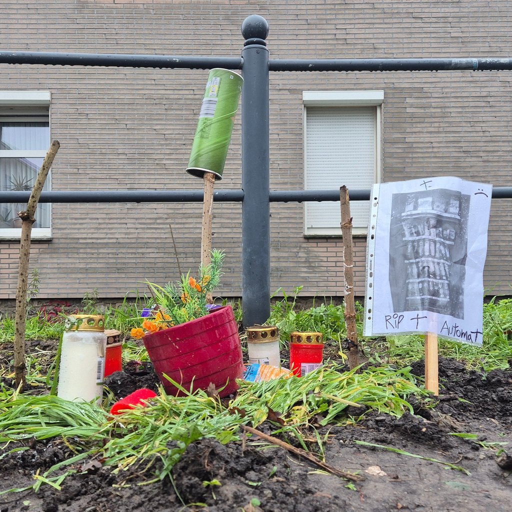 Bis vor kurzem stand hier noch ein Snackautomat. Nun haben Jugendliche in Wanzleben Grabkerzen und eine Erinnerung an den Automaten aufgestellt.