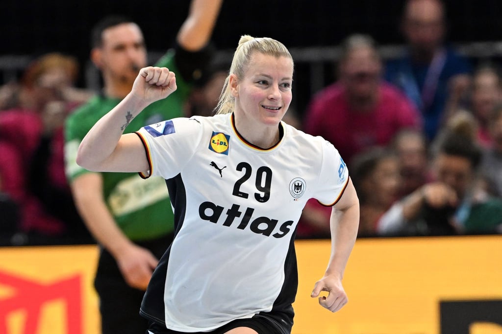 Antje Döll führt die deutschen Handballerinnen erstmals bei einer WM als Kapitänin aufs Feld. (Archivbild)