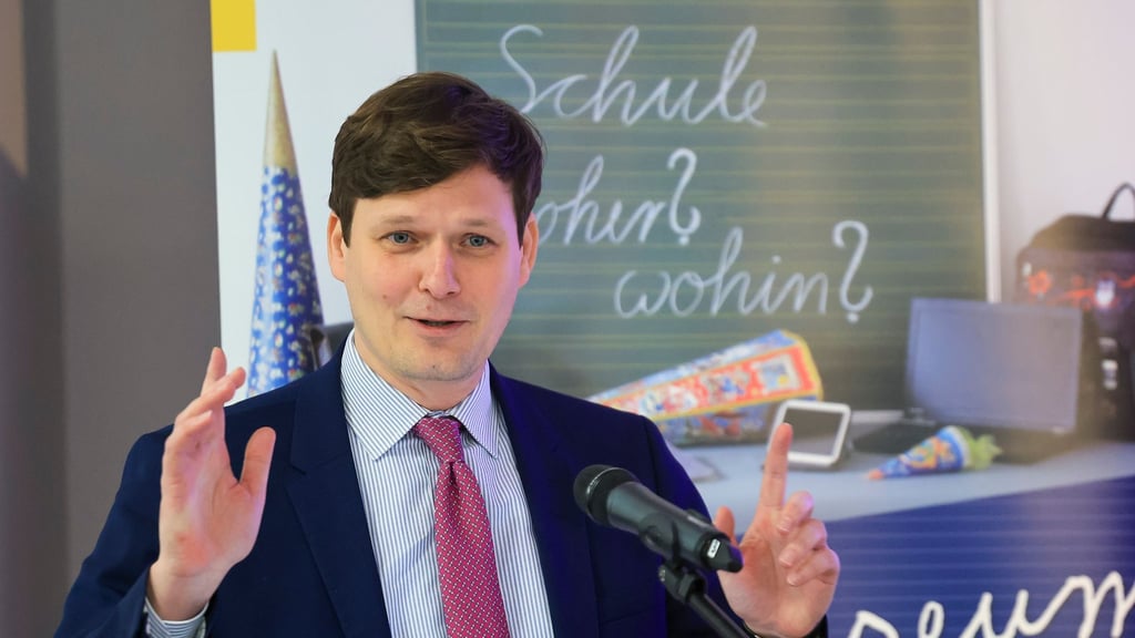 Kultusminister Conrad Clemens (CDU) will mit einer klugen Lehrerstellenplanung auf den Rückgang der Schülerzahlen reagieren. (Archivbild)