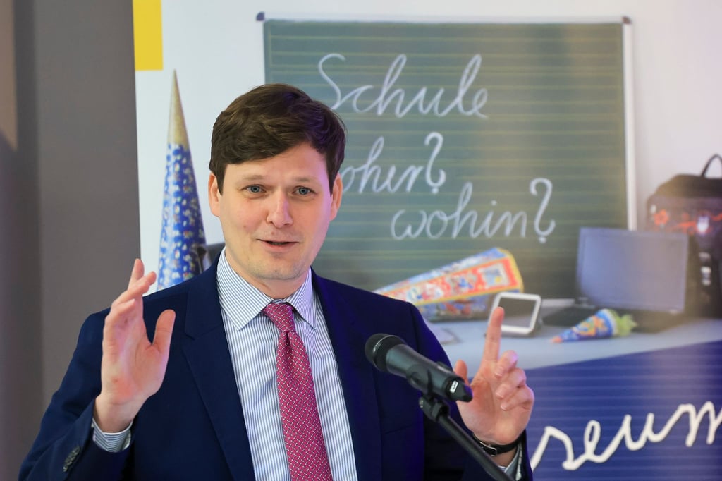 Kultusminister Conrad Clemens (CDU) will mit einer klugen Lehrerstellenplanung auf den Rückgang der Schülerzahlen reagieren. (Archivbild)