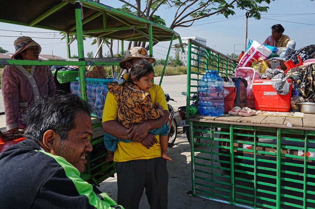 Kambodschaner aus den Dörfern nahe der Grenze zu Thailand sind erneut auf der Flucht.