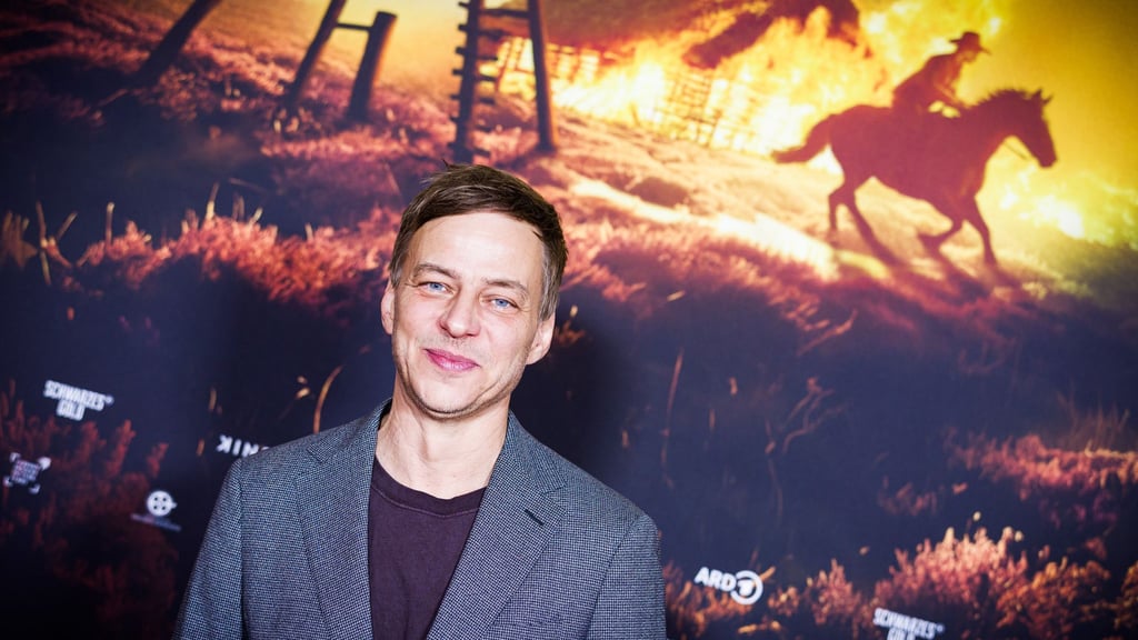 Tom Wlaschiha spielt in der ARD-Serie „Schwarzes Gold“ den gierigen Großbauern Wilhelm Pape. Er selbst sei privat aber nett und harmlos, versicherte der Serienstar im Interview der Deutschen Presse-Agentur. (Archivbild)