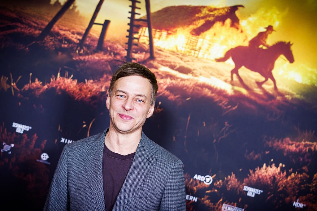 Tom Wlaschiha spielt in der ARD-Serie „Schwarzes Gold“ den gierigen Großbauern Wilhelm Pape. Er selbst sei privat aber nett und harmlos, versicherte der Serienstar im Interview der Deutschen Presse-Agentur. (Archivbild)