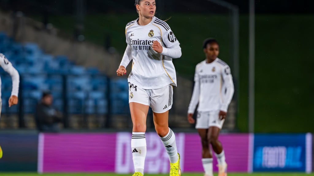 Maria Méndez erzielt gegen die Wolfsburgerinnen das 1:0.