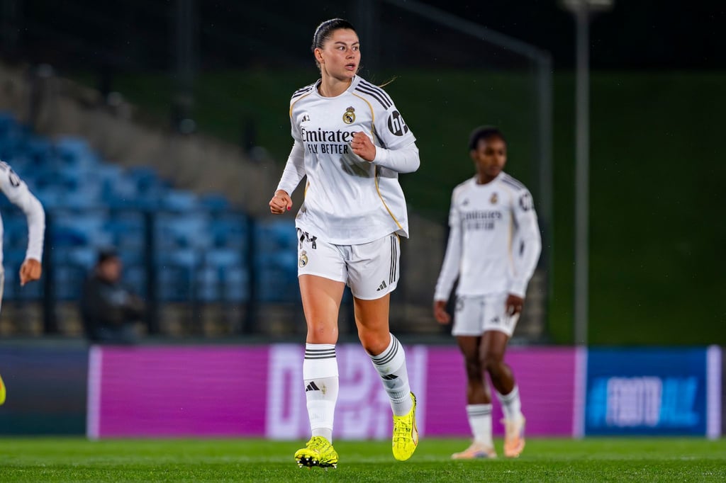Maria Méndez erzielt gegen die Wolfsburgerinnen das 1:0.