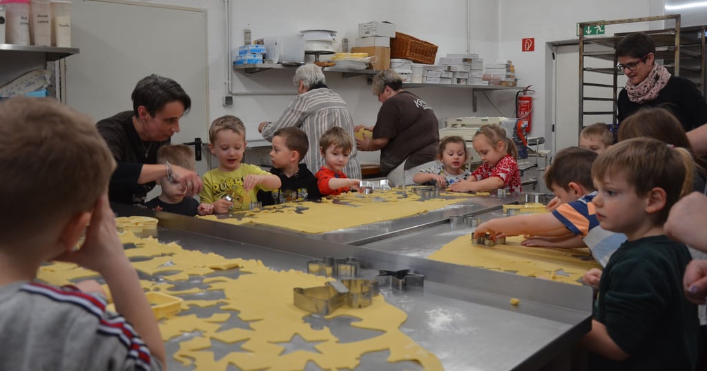 Die Kinder aus der Kita "Anne Frank" in Hornhausen stechen in der Feinbäckerei Krohn viele Weihnachtsplätzchen aus, die sie anschließend kunstvoll verzieren.