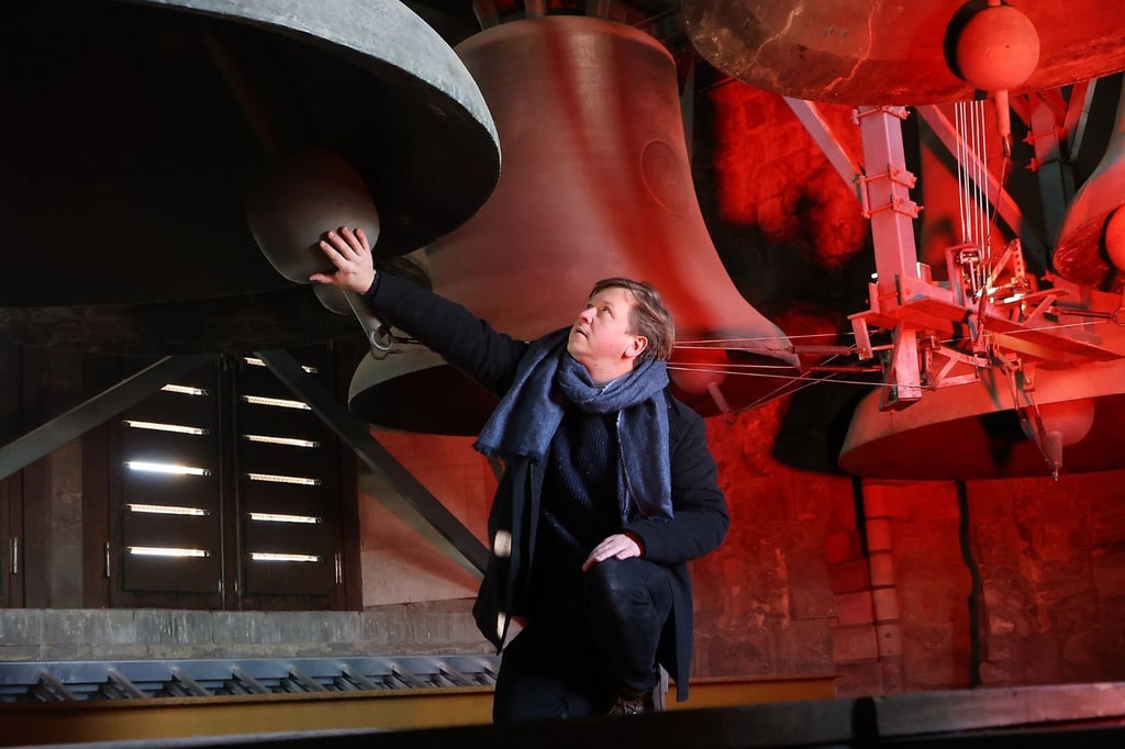 Maximilian Metz ist einer der insgesamt fünf Halleschen Stadtcarillonneure, die das Glockenspiel im Roten Turm zum Klingen bringen können - nicht nur an den Adventssonntagen. 