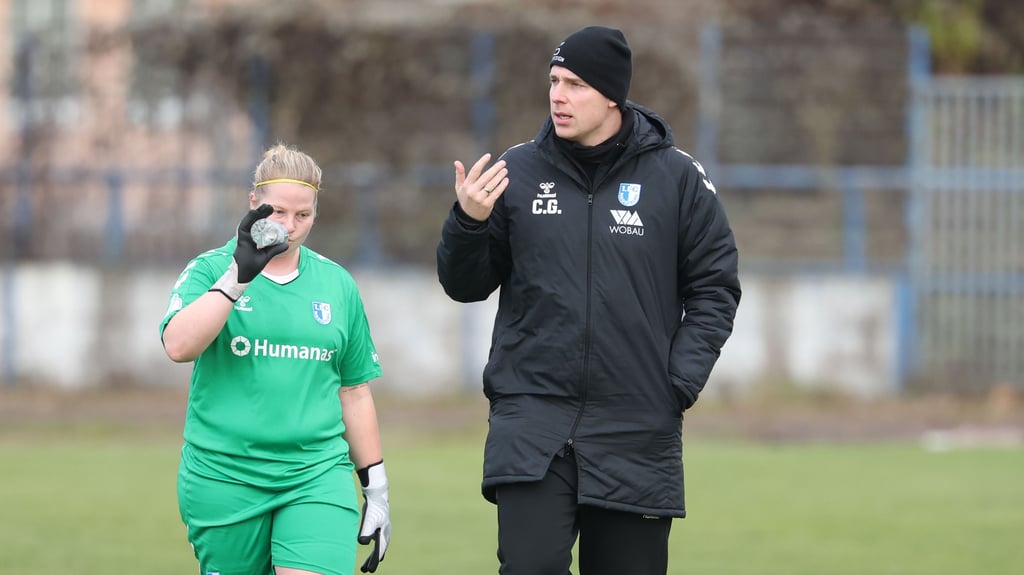 Florentine Rudloff im Gespräch mit Torwarttrainer Christian Gropius: Insgesamt hatte die Keeperin einen ruhigen Nachmittag gegen Erfurt.