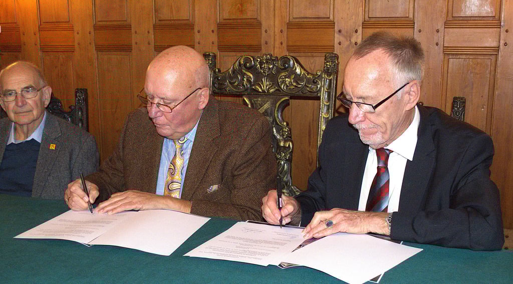 Während der  Vertragsunterzeichnung in Magdeburg (von rechts nach links): Oberstudiendirektor Frank Liebetanz, Prof. Michael Schenk, Burckhard Dienemann.