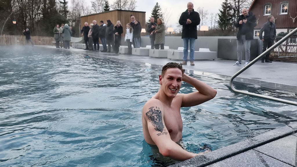 Gerade holte Lukas Märtens bei der Kurzbahn-EM in Polen Silber. Kurz danach weihte er den Außenpool am Naturresort & Spa Schindelbruch bei Stolberg ein.