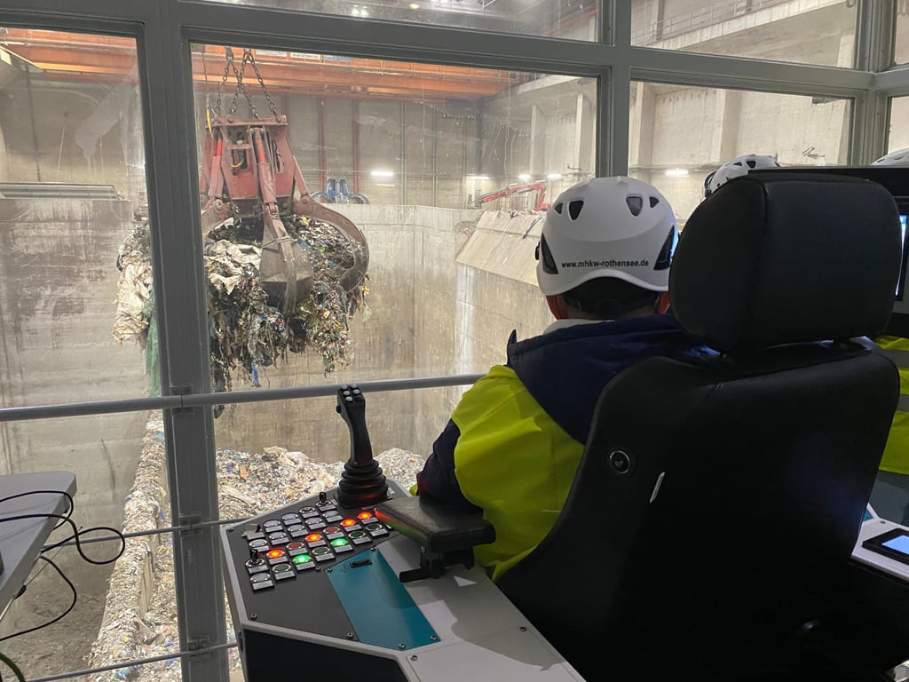 Beim Besuch im MHKW durften einige Schüler in die Rolle des Kranführers schlüpfen.