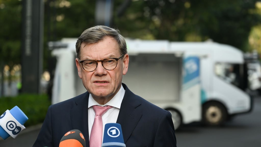 Außenminister Johann Wadephul (CDU) äußert sich zum Abschluss seines Besuchs in China auf eine Frage hin auch zu den Verhandlungen über eine Friedenslösung in der Ukraine.