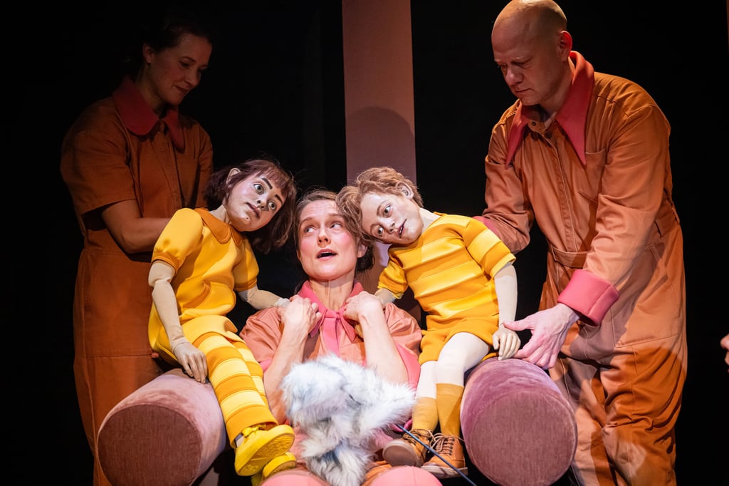 Es braucht viele Hände, um die Gesprächsszene zwischen der jungen Luise (Luise Friederike Hennig), ihrem besten Freund Martin (Sebastian Fortak) und Großmutter Selma (Louise Nowitzki) zu spielen.