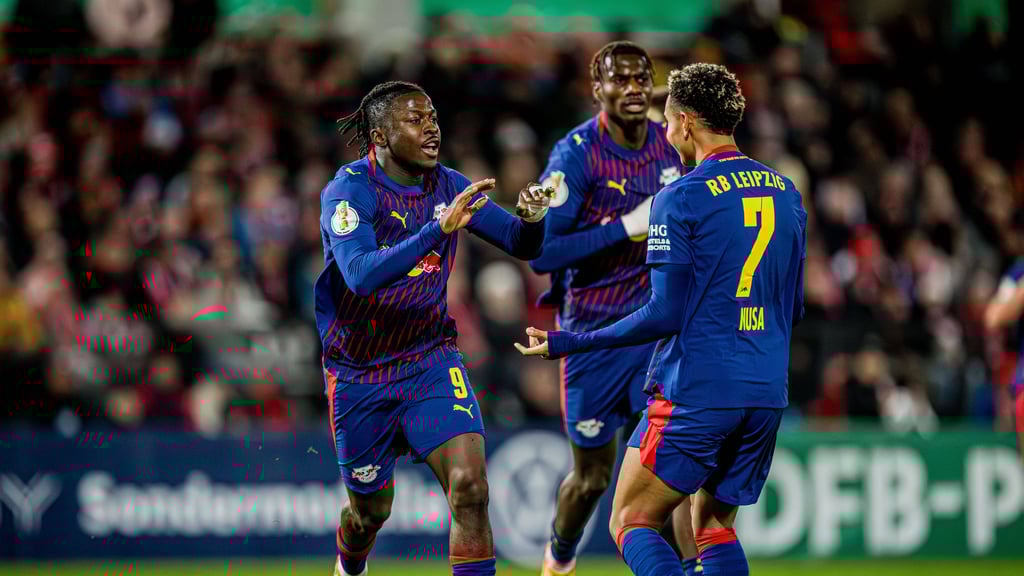 Johan Bakayoko (l.) und Antonio Nusa bejubeln ein Tor gegen Cottbus.