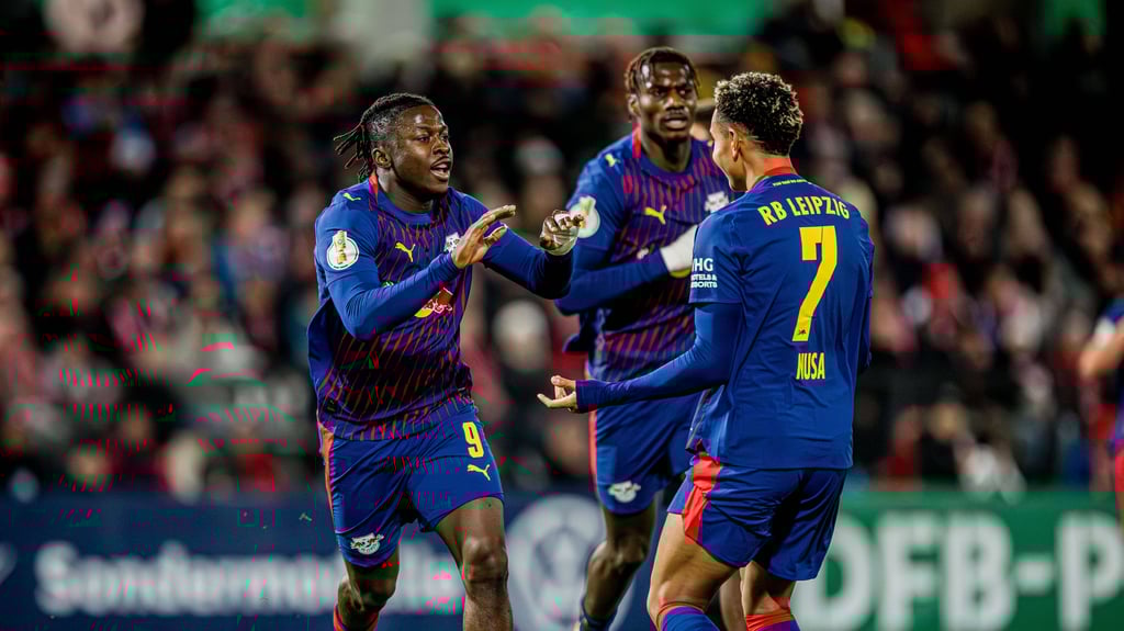 Johan Bakayoko (l.) und Antonio Nusa bejubeln ein Tor gegen Cottbus.