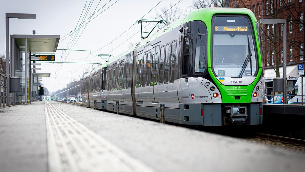 Mit einer Stadtbahn stieß am Morgen ein Radfahrer zusammen. (Symbolbild)