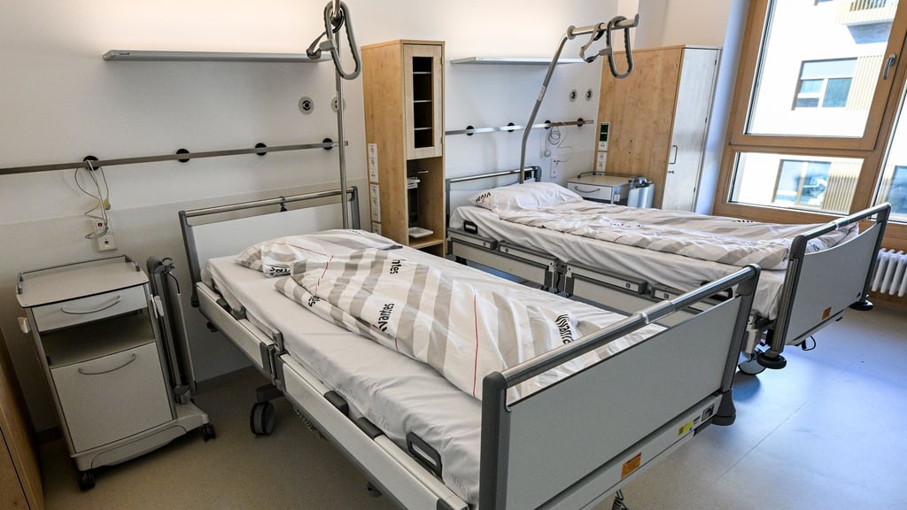 Niedersachsens Kliniken halten laut Minister Andreas Philippi derzeit Tausende Betten zu viel vor. (Archivbild)