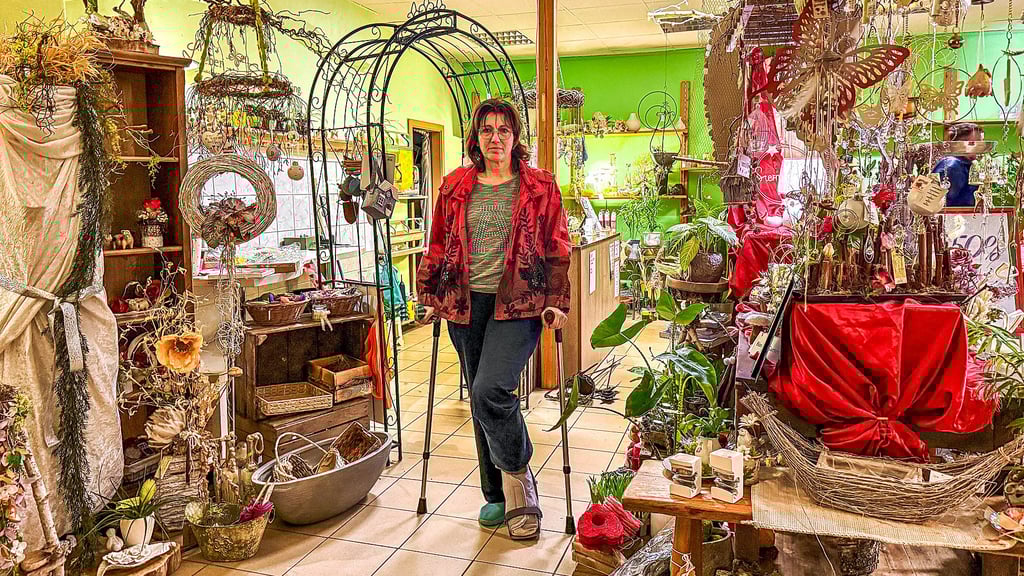 Inhaberin Steffi Nitzschke in ihrem liebevoll dekorierten Laden. Zwischen Dekoartikeln, Pflanzen und handgefertigten Arrangements bereitet sie den Ausverkauf vor und den schweren Abschied von ihrem kleinen Lebenswerk.