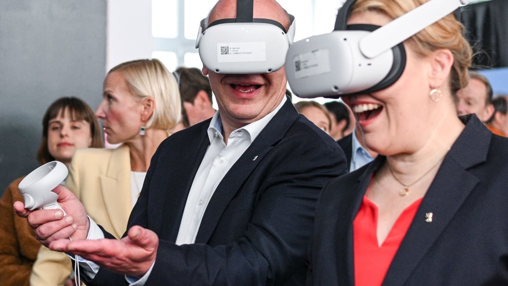 Der Regierende Bürgermeister Kai Wegner (CDU) und Wirtschaftssenatorin Franziska Giffey (SPD) versprühten bei der Standortbekanntgabe für das House of Games im Sommer Optimismus. Mit dem Start des Hauses dauert es aber noch einige Monate. (Archivbild)