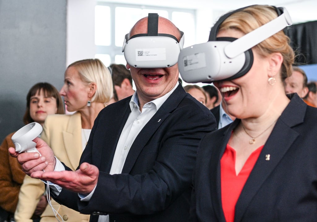 Der Regierende Bürgermeister Kai Wegner (CDU) und Wirtschaftssenatorin Franziska Giffey (SPD) versprühten bei der Standortbekanntgabe für das House of Games im Sommer Optimismus. Mit dem Start des Hauses dauert es aber noch einige Monate. (Archivbild)