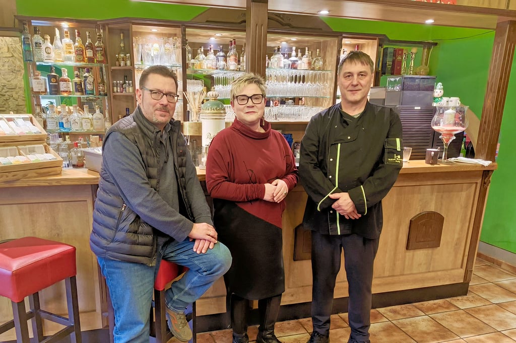 Katrin Pauli ist die neue Betreiberin des Schlossrestaurants in Droyßig, hier mit  Ralf Kannegießer (r.) und Heiko Arnhold.  